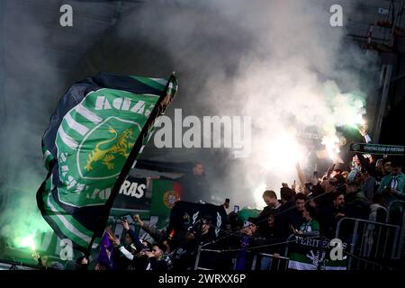 Bergamo, Italien. Februar 2024. Sporting's Supporters beim Fußball-Spiel der UEFA Europa League zwischen Atalanta BC und Sporting Lisboa im Gewiss-Stadion in Bergamo (Italien) - Donnerstag, den 14. März 2024. Sport - Fußball . (Foto: Spada/LaPresse) Credit: LaPresse/Alamy Live News Stockfoto