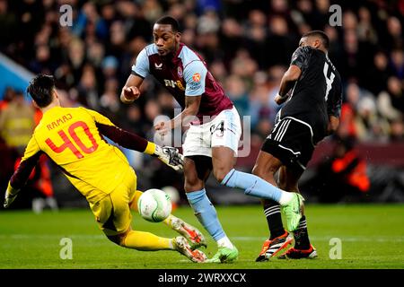 Aston Villa Jhon Duran (Mitte) wird von Ajax Torhüter Diant Ramaj (links) und Ajax Jorrel Hato (rechts) im Achtelfinale der UEFA Europa Conference League, dem zweiten Legspiel in Villa Park, Birmingham, herausgefordert. Bilddatum: Donnerstag, 14. März 2024. Stockfoto