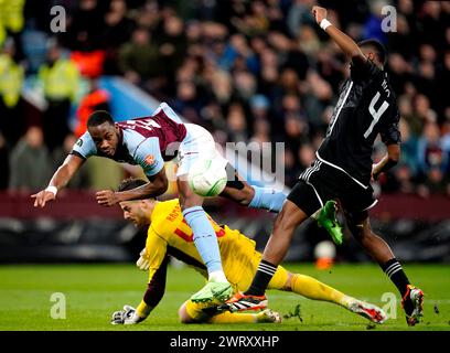 Jhon Duran von Aston Villa überwindet die Herausforderung von Ajax Torhüter Diant Ramaj und Jorrel Hato (rechts) m im Achtelfinale der UEFA Europa Conference League, dem zweiten Legspiel in Villa Park, Birmingham. Bilddatum: Donnerstag, 14. März 2024. Stockfoto