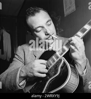 DJANGO REINHARDT (1910–1953) Romani-belgischer Jazzgitarrist 1946. Foto: William Gottlieb Stockfoto