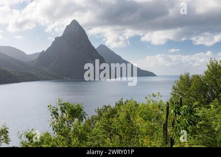 Blick aus der Nähe von Rachette Point of the St. Lucia Pitons. Blick nach Süden über die Soufriere Bay der berühmten Petit Piton und Gros Piton. Stockfoto