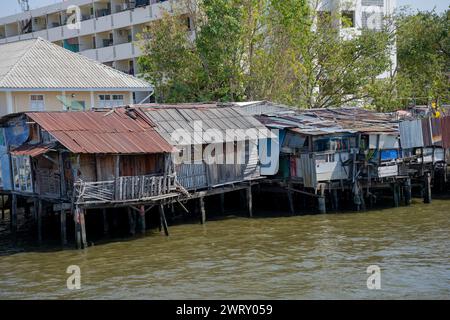 Alte Pfahlbauten am Fluss Chao Phraya, Bangkok, Thailand. Stockfoto