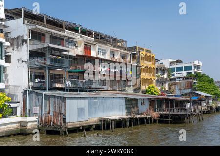 Alte Pfahlbauten am Fluss Chao Phraya, Bangkok, Thailand. Stockfoto