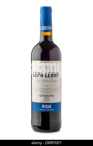 Italien - 11. März 2024: Flasche Cepa Lebrel Rioja cosecha 2022 Rotwein isoliert auf weiß mit Schneideweg. Hergestellt in der Region Rioja im Norden Stockfoto