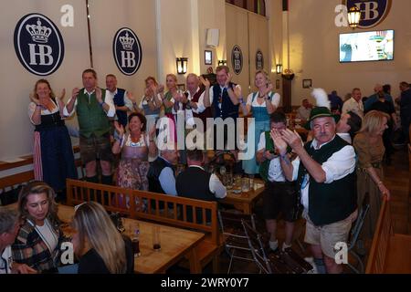 Brauereidirektor Dr. Michael Moeller feiert mit zahlreichen Gaesten aus Deutschland das Jubilaeum, 20 Jahre Hofbraeuhaus Las Vegas, Veranstaltung, 12.03.2024 Las Vegas Nevada USA *** Brauereidirektor Dr. Michael Moeller feiert das Jubiläum mit zahlreichen Gästen aus Deutschland, 20 Jahre Hofbraeuhaus Las Vegas, Veranstaltung, 12 03 2024 Las Vegas Nevada USA Copyright: xkolbert-Press/ChristianxKolbertx Stockfoto