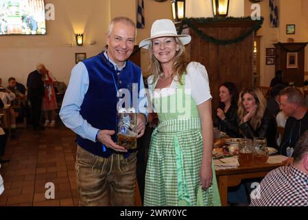 Brauereidirektor Dr. Michael Moeller, Zahlreiche Gaeste aus Deutschland, 20 Jahre Hofbraeuhaus Las Vegas, Veranstaltung, 12.03.2024 Las Vegas Nevada USA *** Brauereidirektor Dr. Michael Moeller, zahlreiche Gäste aus Deutschland, 20 Jahre Hofbraeuhaus Las Vegas, Event, 12 03 2024 Las Vegas Nevada USA Copyright: Xkolbert-Press/ChristianxKolbertx Stockfoto