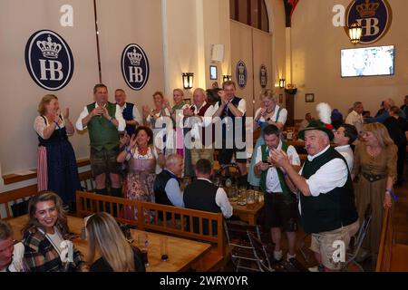 Brauereidirektor Dr. Michael Moeller feiert mit zahlreichen Gaesten aus Deutschland das Jubilaeum, 20 Jahre Hofbraeuhaus Las Vegas, Veranstaltung, 12.03.2024 Las Vegas Nevada USA *** Brauereidirektor Dr. Michael Moeller feiert das Jubiläum mit zahlreichen Gästen aus Deutschland, 20 Jahre Hofbraeuhaus Las Vegas, Veranstaltung, 12 03 2024 Las Vegas Nevada USA Copyright: xkolbert-Press/ChristianxKolbertx Stockfoto