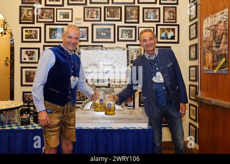 l-r: Brauereidirektor Dr. Michael Moeller und Präsident Hofbraeuhas Las Vegas Stefan Gastager, 20 Jahre Hofbraeuhaus Las Vegas, Veranstaltung, 12.03.2024 Las Vegas Nevada USA *** l r Brauereidirektor Dr. Michael Moeller und Präsident Hofbraeuhas Las Vegas Stefan Gastager, 20 Jahre Hofbraeuhaus Las Vegas, Veranstaltung, 12 03 2024 Las Vegas Nevada USA Copyright: xkolbert-Press/ChristianxKolbertx Stockfoto