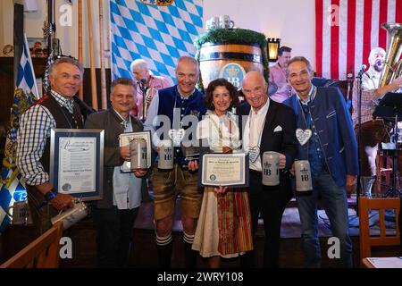 l-r: Klaus Gastager - Vizepräsident Hofbrauhaus Las Vegas, Vizepräsident Franz Krondorfer Hofbraehaus Las Vegas, Brauereidirektor Dr. Michael Moeller, BVT Geschaeftsfuehrung Harald von Scharfenberg mit Freundin Martina, Präsident Hofbraeuhas Las Vegas Stefan Gastager, 20 Jahre Hofbraeuhaus Las Vegas, Veranstaltung, 12.03.2024 Las Vegas Nevada USA *** l r Klaus Gastager Vizepräsident Hofbraeuhaus Las Vegas, Vizepräsident Franz Krondorfer Hofbraeuhaus Las Vegas, Brauereidirektor Dr. Michael Moeller, BVT-Geschäftsführer Harald von Scharfenberg mit Freundin Martina, Präsident Hofbraeuha Stockfoto