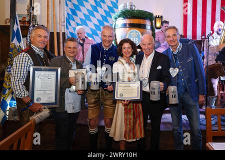 l-r: Klaus Gastager - Vizepräsident Hofbrauhaus Las Vegas, Vizepräsident Franz Krondorfer Hofbraehaus Las Vegas, Brauereidirektor Dr. Michael Moeller, BVT Geschaeftsfuehrung Harald von Scharfenberg mit Freundin Martina, Präsident Hofbraeuhas Las Vegas Stefan Gastager, 20 Jahre Hofbraeuhaus Las Vegas, Veranstaltung, 12.03.2024 Las Vegas Nevada USA *** l r Klaus Gastager Vizepräsident Hofbraeuhaus Las Vegas, Vizepräsident Franz Krondorfer Hofbraeuhaus Las Vegas, Brauereidirektor Dr. Michael Moeller, BVT-Geschäftsführer Harald von Scharfenberg mit Freundin Martina, Präsident Hofbraeuha Stockfoto