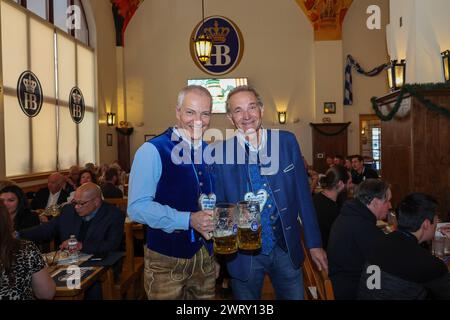 l-r: Brauereidirektor Dr. Michael Moeller und Präsident Hofbraeuhas Las Vegas Stefan Gastager, 20 Jahre Hofbraeuhaus Las Vegas, Veranstaltung, 12.03.2024 Las Vegas Nevada USA *** l r Brauereidirektor Dr. Michael Moeller und Präsident Hofbraeuhas Las Vegas Stefan Gastager, 20 Jahre Hofbraeuhaus Las Vegas, Veranstaltung, 12 03 2024 Las Vegas Nevada USA Copyright: xkolbert-Press/ChristianxKolbertx Stockfoto