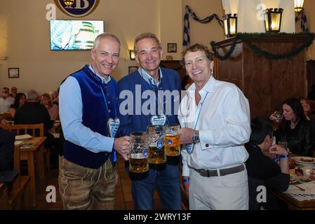 l-r: Brauereidirektor Dr. Michael Moeller und Präsident Hofbraeuhas Las Vegas Stefan Gastager mit Gaesten, 20 Jahre Hofbraeuhaus Las Vegas, Veranstaltung, 12.03.2024 Las Vegas Nevada USA *** l r Brauereidirektor Dr. Michael Moeller und Präsident Hofbraeuhas Las Vegas Stefan Gastager mit Gästen, 20 Jahre Hofbraeuhaus Las Vegas, Veranstaltung, 12 03 2024 Las Vegas Nevada USA Copyright: xkolbert-Press/ChristianxKolbertx Stockfoto