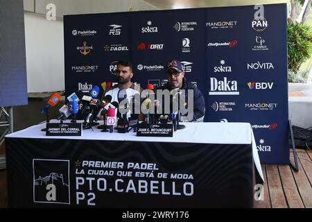 Valencia, Carabobo, Venezuela. März 2024. März 2024. Jhonny Delcorral (L) Präsident von fundadeporte und Juan Bethancourt (R) Bürgermeister von Puerto Cabello geben in einer Pressekonferenz Details des Premier Padel P2 bekannt, der vom 25. Bis 31. März in Puerto Cabello, Venezuela, stattfinden wird und Teil des Premier Padel 2024-Kalenders ist. Dieser von der Internationalen Padel-Föderation (FIP) geförderte Rundkurs umfasst 25 Turniere in 19 Ländern, darunter Argentinien, Chile, Paraguay, Venezuela und Mexiko. Foto: Juan Carlos HernÃndez.übersetzt mit DeepL.com (kostenlose Version) (Credit Image: © Ju Stockfoto