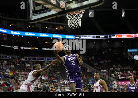 14. MÄRZ 2024: TCU Horned Frogs Stürmer Emanuel Miller (2) fährt im Big 12 Championship Tournament im T-Mobile Center, Kansas City, Missouri, gegen den Houston Cougars-Guard Jamal Shead (1) zum Basketball. Jon Robichaud/CSM. (Foto: © Jon Robichaud/Cal Sport Media) Stockfoto