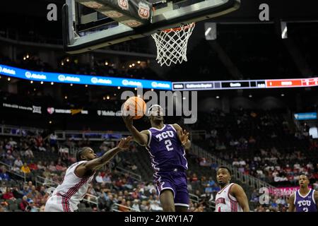 14. MÄRZ 2024: TCU Horned Frogs Stürmer Emanuel Miller (2) fährt im Big 12 Championship Tournament im T-Mobile Center, Kansas City, Missouri, gegen den Houston Cougars-Guard Jamal Shead (1) zum Basketball. Jon Robichaud/CSM. Stockfoto