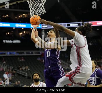 14. MÄRZ 2024: Der TCU Horned Frogs-Wärter Micah Peavy (0) trifft Houston beim Big 12 Championship Tournament im T-Mobile Center in Kansas City, Missouri. Jon Robichaud/CSM. Stockfoto