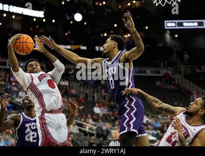 14. MÄRZ 2024: Der TCU Horned Frogs Guard Micah Peavy (0) verteidigt einen Schuss von Mylik Wilson (8) aus Houston Cougars beim Big 12 Championship Turnier im T-Mobile Center, Kansas City, Missouri. Jon Robichaud/CSM. (Foto: © Jon Robichaud/Cal Sport Media) Stockfoto