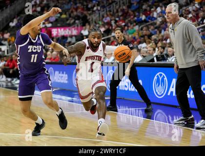 14. MÄRZ 2024: Jamal Shead (1) fährt beim Big 12 Championship Turnier im T-Mobile Center in Kansas City, Missouri, am TCU Horned Frogs Guard Trevian Tennyson (11) vorbei. Jon Robichaud/CSM. Stockfoto