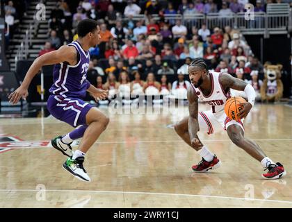 14. MÄRZ 2024: Jamal Shead (1) arbeitet bei der TCU Horned Frogs Guard Jameer Nelson Jr. (4) im Big 12 Championship Tournament im T-Mobile Center, Kansas City, Missouri. Jon Robichaud/CSM. Stockfoto