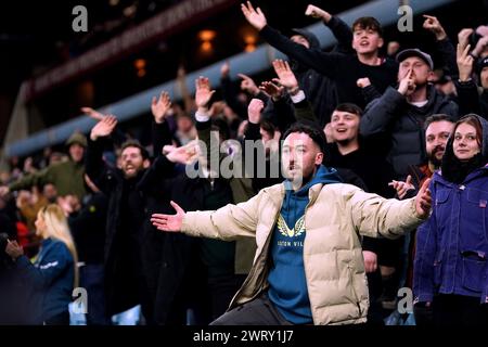 Die Fans von Aston Villa geben den Ajax-Fans während des Achtelfinale der UEFA Europa Conference League, dem zweiten Legspiel in Villa Park, Birmingham, eine Geste. Bilddatum: Donnerstag, 14. März 2024. Stockfoto