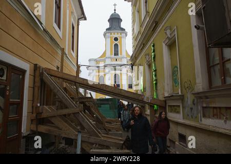 Cluj-Napoca, Rumänien - 21. Dezember 2023: Stützsysteme zur Verhinderung des strukturellen Zusammenbruchs eines historischen Denkmalhauses in der Bolyai Janos Straße Nr. 2. Stockfoto