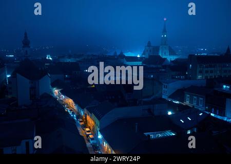 Cluj-Napoca, Rumänien - 21. Dezember 2023: Blick über die Stadt mit der römisch-katholischen Kirche St. Michael, 1349–1480, auf dem Union Square, in der ce Stockfoto