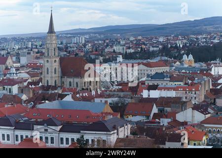 Cluj-Napoca, Rumänien - 21. Dezember 2023: Blick über die Stadt mit der römisch-katholischen Kirche St. Michael, 1349–1480, auf dem Union Square, in der ce Stockfoto