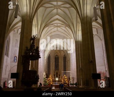 Cluj-Napoca, Rumänien – 21. Dezember 2023: Römisch-katholische Kirche St. Michael, 1349–1480, auf dem Union Square, im Zentrum von Cluj-Napoca. Stockfoto