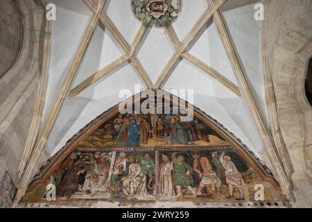 Cluj-Napoca, Rumänien – 21. Dezember 2023: Römisch-katholische Kirche St. Michael, 1349–1480, auf dem Union Square, im Zentrum von Cluj-Napoca. Stockfoto