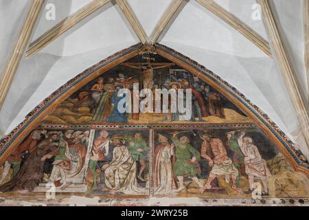 Cluj-Napoca, Rumänien – 21. Dezember 2023: Römisch-katholische Kirche St. Michael, 1349–1480, auf dem Union Square, im Zentrum von Cluj-Napoca. Stockfoto