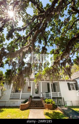 Die Rückseite des Haupthauses der Charles Pinckney SNEE Farm Plantage an der Charles Pinckney National Historic Site in Mt Pleasant, South Carolina. Pinckney, ein Gründervater der Vereinigten Staaten, war Delegierter des Verfassungskonvents, wo er an der Ausarbeitung der Verfassung der Vereinigten Staaten mitwirkte. Stockfoto