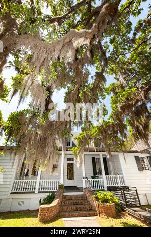 Die Rückseite des Haupthauses der Charles Pinckney SNEE Farm Plantage an der Charles Pinckney National Historic Site in Mt Pleasant, South Carolina. Pinckney, ein Gründervater der Vereinigten Staaten, war Delegierter des Verfassungskonvents, wo er an der Ausarbeitung der Verfassung der Vereinigten Staaten mitwirkte. Stockfoto