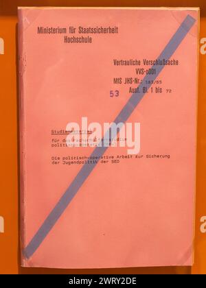 Studienmaterial der Juristischen Fakultät des MfS zum Thema "Jugendpolitik sichern" (ca. 1985) im Stasi-Museum, Berlin. Stockfoto