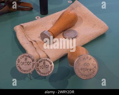 MFS-Schilder zur Versiegelung von Büros und Tresoren im Stasi-Museum, Berlin. Stockfoto