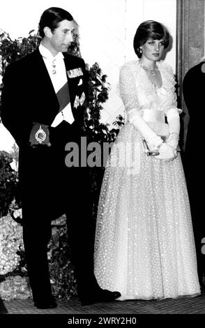 12. Juni 1981: London, England, Vereinigtes Königreich: Prinz Charles und Lady Diana mit König Khaled. In Claridges in London hielt König Khaled von Saudi-Arabien, der sich zu einem Staatsbesuch in Großbritannien aufhält, ein Bankett für die Königin und Prinz Philip und andere Mitglieder der königlichen Familie. Diana und Prinz Charles werden beim Bankett in Claridges gezeigt. (Foto: © Keystone Press Agency/ZUMA Press Wire). NUR REDAKTIONELLE VERWENDUNG! Nicht für kommerzielle ZWECKE! Stockfoto