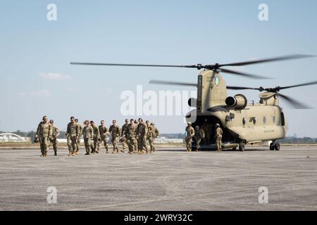 Ein CH-47 Chinook Hubschrauber landet und entlässt die Teilnehmer des 2024 Georgia Army National Guard Best Warrior Competition im Clay National Guard Center, Marietta, Georgia, 14. März 2024. Die Georgia Army National Guardsmen und Soldaten der Country of Georgia Defense Force verstärkten ihre fast 30-jährige Partnerschaft durch Konkurrenz und förderten gleichzeitig den Eprit de Corps und die Widerstandsfähigkeit. (Foto der Nationalgarde der US-Armee von SPC. Chasity Williams) Stockfoto