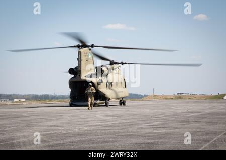 Ein CH-47 Chinook Hubschrauber landet und entlässt die Teilnehmer des 2024 Georgia Army National Guard Best Warrior Competition im Clay National Guard Center, Marietta, Georgia, 14. März 2024. Die Georgia Army National Guardsmen und Soldaten der Country of Georgia Defense Force verstärkten ihre fast 30-jährige Partnerschaft durch Konkurrenz und förderten gleichzeitig den Eprit de Corps und die Widerstandsfähigkeit. (Foto der Nationalgarde der US-Armee von SPC. Chasity Williams) Stockfoto