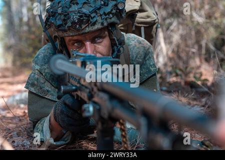 Ein niederländischer Marine mit Marine Squadron Carib, Niederlande Marine Corps stellt Sicherheit während der Übung Caribbean Urban Warrior auf Camp Lejeune, North Carolina, 12. März 2024. Übung Caribbean Urban Warrior ist eine bilaterale Trainingsentwicklung, die die globale Interoperabilität zwischen der 2d Marine Division und der Marine Squadron Carib verbessern soll. (Foto des U.S. Marine Corps von CPL. Megan Ozaki) Stockfoto