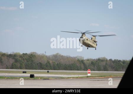 Ein CH-47 Chinook Hubschrauber, der die Teilnehmer der Georgia Army National Guard Best Warrior Competition 2024 trägt, bereitet sich auf die Landung im Clay National Guard Center, Marietta, Georgia, am 14. März 2024 vor. Die Georgia Army National Guardsmen und Soldaten der Country of Georgia Defense Force verstärkten ihre fast 30-jährige Partnerschaft durch Konkurrenz und förderten gleichzeitig den Eprit de Corps und die Widerstandsfähigkeit. (Foto der Nationalgarde der US-Armee von SPC. Chasity Williams) Stockfoto