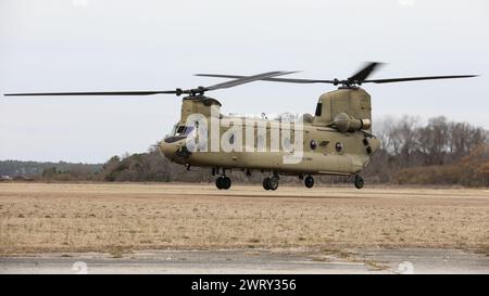 Ein CH-47F Chinook Hubschrauber der US Army, der dem Detachment 1, B Company, 2-238th Aviation Regiment, 59th Aviation Truppenkommando, South Army Carolina National Guard, zugewiesen ist, unterstützt Fallschirmjäger der US Army Special Operations Command während eines Währungsparadrop-Events in der Nähe des Flughafens Laurinburg-Maxton, Scotland County, North Carolina, 9. Februar 2024. (Foto der US Army National Guard Sgt. 1st Class Roby Di Giovine, South Carolina National Guard) Stockfoto