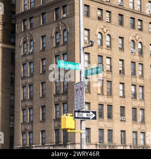 Bronx, NY - US - 10. März 2024 legendärer Wegweiser von New York City zur Kreuzung von Kingsbridge Road und Grand Concourse im Viertel Fordham Stockfoto