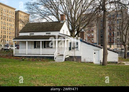 Bronx, NY - USA - 10. März 2024 das Poe Cottage ist das ehemalige Zuhause des US-amerikanischen Schriftstellers Edgar Allan Poe. Es liegt an der Kingsbridge Road und dem Grand C Stockfoto