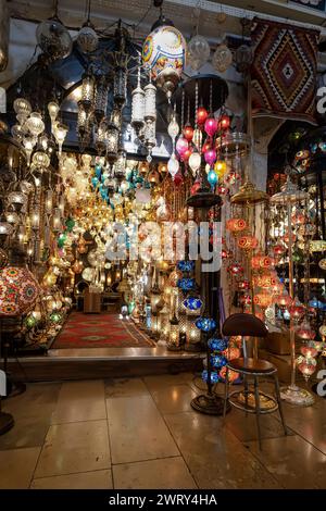 Helle lebhafte Lampen, Kronleuchter Anhänger, glänzende Lampenschirme, Schaufensterpräsentation eines Straßenladens mit bunten türkischen Kristallleuchtern, hell Stockfoto