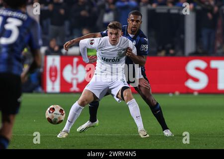 Bergamo, Italien, 14. März 2024. BERGAMO, ITALIEN - 14. MÄRZ: Viktor Gyokeres (Sporting CP) kämpft um den Ball mit Emil Holm (Atalanta BC) während des Europa League-Fußballspiels zwischen Atalanta und Sporting Lisboa am 14. März 2024 im Gewiss-Stadion in Bergamo. (Foto: Stefano Nicoli/Speed Media/icon Sportswire) Credit: /Speed Media/Alamy Live News Stockfoto