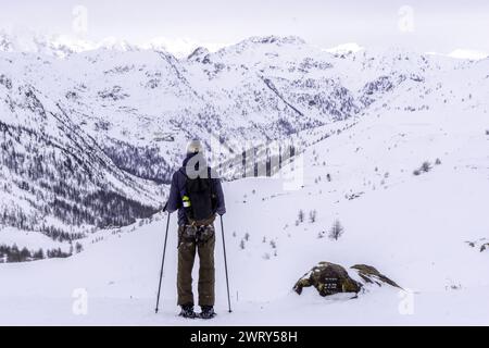 Ein Mann schaut die Landschaft an, schneebedeckte Wanderung, Schneeschuhe. Hochwertige Fotos Stockfoto