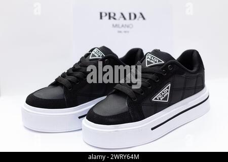 Bulgarien - 03 19 2024: Schwarz-weiße Prada Sneakers für Damen. Stockfoto