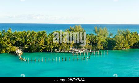 NASSAU, BAHAMAS - 31. Januar 2024: Mit einer Bevölkerung von 260.000, umfasst Nassau 80 Prozent der Bevölkerung der Bahamas, mit dem hübschen Pastell Stockfoto