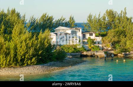 NASSAU, BAHAMAS - 31. Januar 2024: Mit einer Bevölkerung von 260.000, umfasst Nassau 80 Prozent der Bevölkerung der Bahamas, mit dem hübschen Pastell Stockfoto