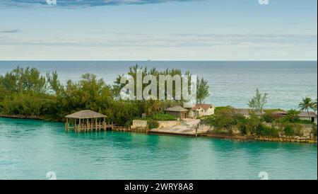 NASSAU, BAHAMAS - 31. Januar 2024: Mit einer Bevölkerung von 260.000, umfasst Nassau 80 Prozent der Bevölkerung der Bahamas, mit dem hübschen Pastell Stockfoto