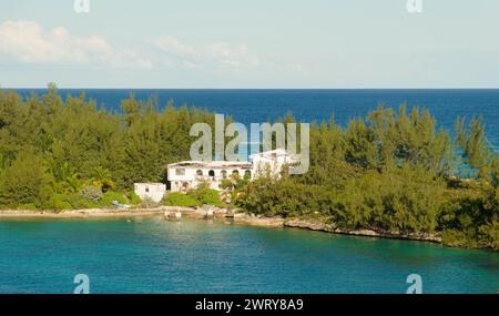 NASSAU, BAHAMAS - 31. Januar 2024: Mit einer Bevölkerung von 260.000, umfasst Nassau 80 Prozent der Bevölkerung der Bahamas, mit dem hübschen Pastell Stockfoto